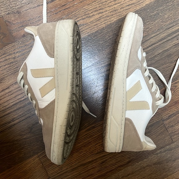 Veja V10 Sneakers in Extra White Sable Sahara - Picture 9 of 11